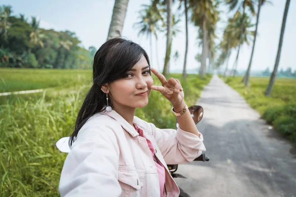 Selfie asiatische Frau posiert vor der Kamera im Freien — Stockfoto