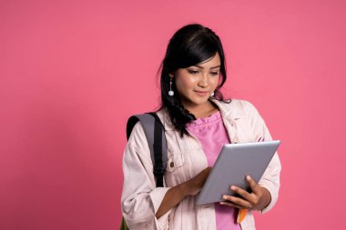 tablet pc tutan çekici Asya kız öğrenci