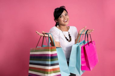 Alışveriş torbaları suprised kadınla