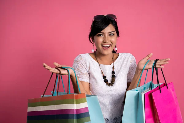 Feliz mulher sorridente com sacos de compras — Fotografia de Stock