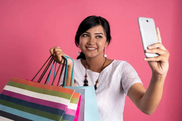 Feliz compras asiático mujer tomando selfie —  Fotos de Stock