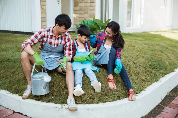 Activité de jardinage parent et fils en plein air dans la maison de jardin — Photo