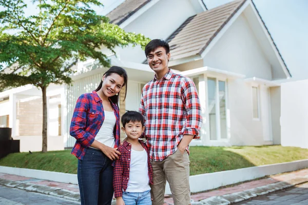 Asiatique famille avec enfant portrait en face de leur maison — Photo