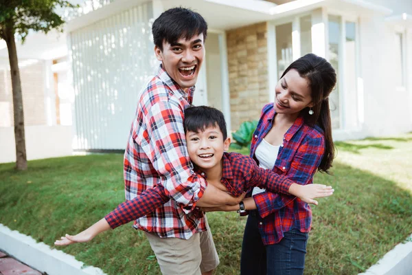 Ασιατική οικογένεια με παιδί πορτρέτο μπροστά από το σπίτι τους — Φωτογραφία Αρχείου