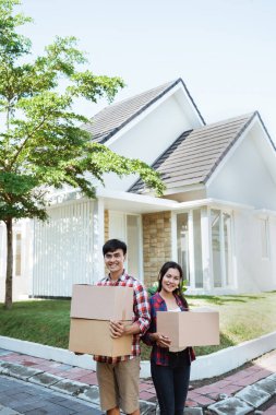 evde karton kutu ile Asya çift