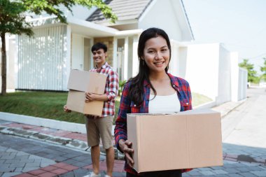 evde karton kutu ile Asya çift