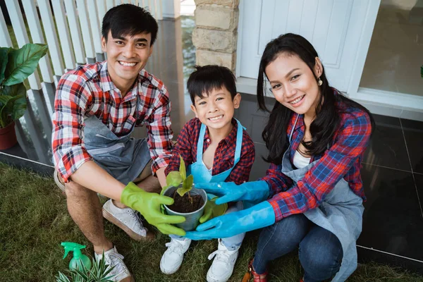 Heureux asiatique famille avec fils jardinage — Photo