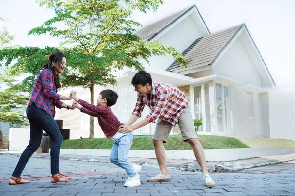 Familjen springer runt tillsammans medan spela och ha kul — Stockfoto