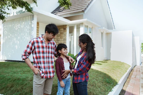Barn pratar med hans överordnade framför deras hem — Stockfoto