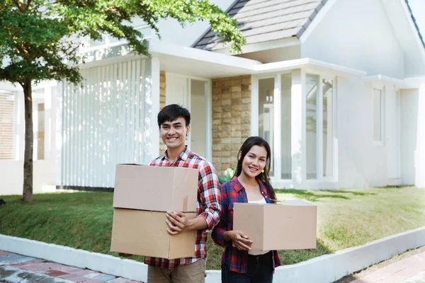 Asian couple with cardboard box in the house — Stock Photo, Image