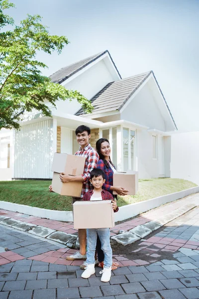 Asiatisk flyttar till nytt hus redovisade kartong — Stockfoto