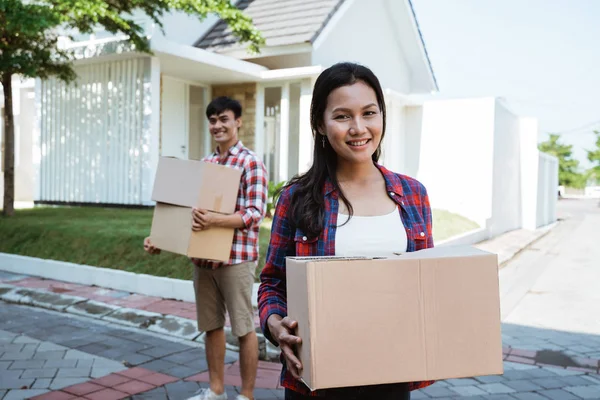 Asian couple with cardboard box in the house — Stock Photo, Image