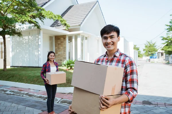 Asian couple with cardboard box in the house — Stock Photo, Image