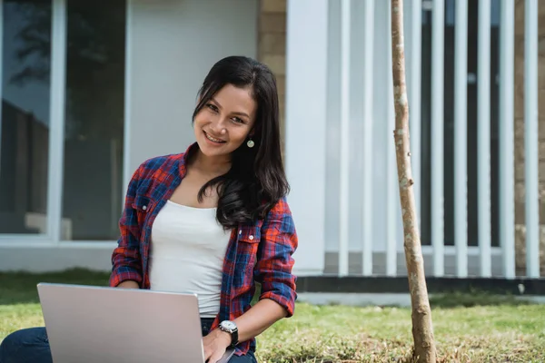 Portret student kolegium atrakcyjne w parku — Zdjęcie stockowe