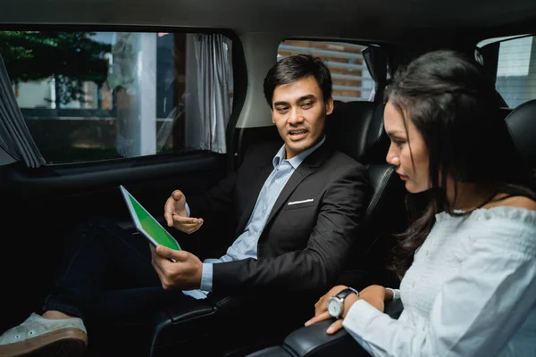 Young business people meeting in the car — Stock Photo, Image