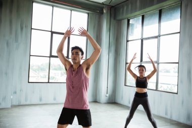 Erkek hareketi takip egzersizleri üye arkasında kurşun 