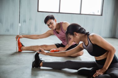 iki kişi daha önce çekirdek egzersiz germe yaparken