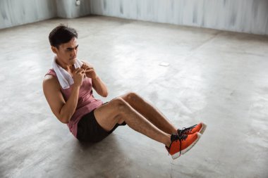 Sit yapıyor adam egzersiz
