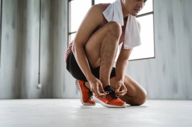 adam spor egzersiz önce ayakkabılarını bağla