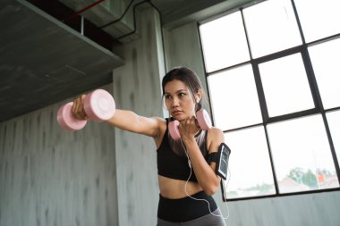 ağırlık egzersiz yaparak dumbbell ile sportif kadın