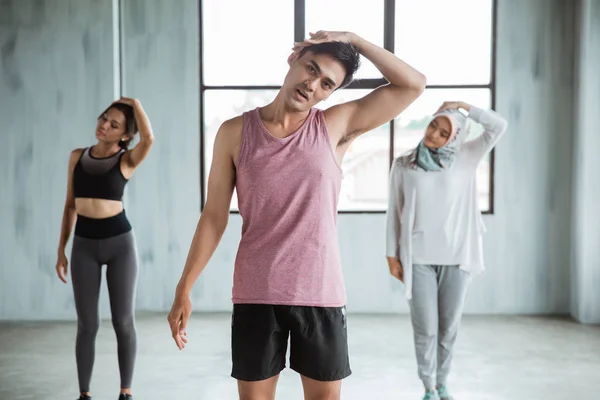 A group of people warm up before doing core gymnastics — стоковое фото