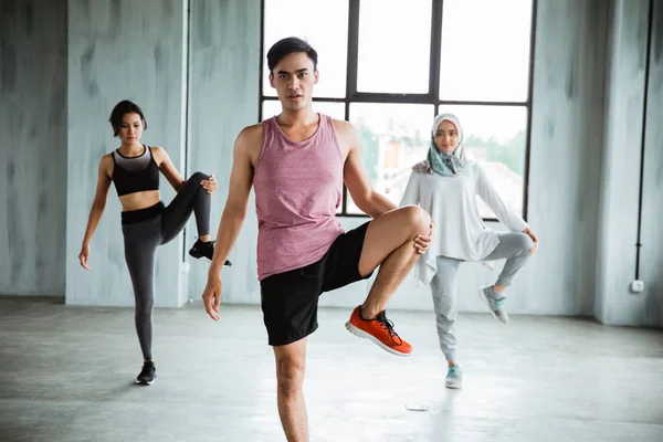 Un groupe de personnes s'échauffant avant de faire de la gymnastique de base — Photo