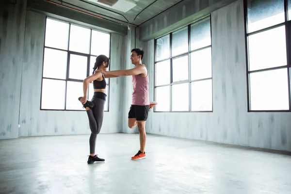 Casal de esportes aquecendo antes do exercício principal — Fotografia de Stock