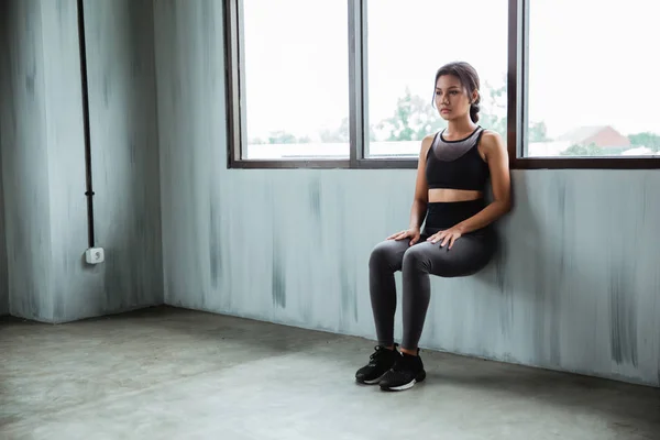 Asiatico sportswoman fare allenamento per resistenza potenza gambe — Foto Stock