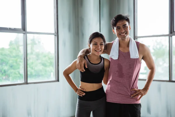 Heureux couple sport gens ensemble à la salle de gym souriant — Photo