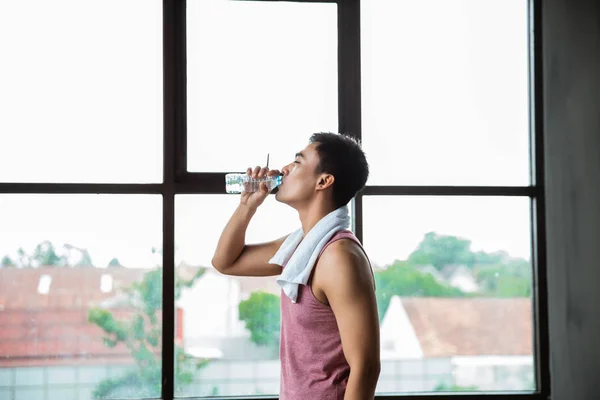 Esporte asiático homem beber água — Fotografia de Stock