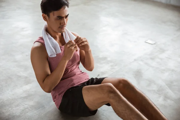Sit yapıyor adam egzersiz — Stok fotoğraf