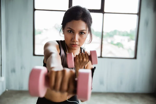 Ağırlık egzersiz yaparak dumbbell ile sportif kadın — Stok fotoğraf