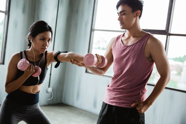 Asyalı genç kadın ağırlık egzersizleri yapıyor — Stok fotoğraf