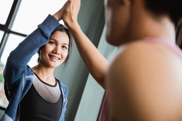 Gebaar van sport hoge vijf in de sportschool — Stockfoto