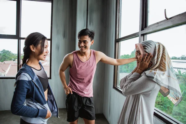 Tersenyum teman-teman setelah berolahraga di gym berbicara — Stok Foto