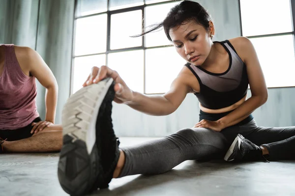 Femme sportive faisant étirement des jambes — Photo