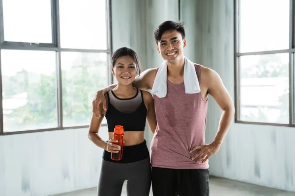 Pareja deportiva manos en la cintura en el gimnasio —  Fotos de Stock