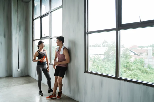 Deux couple de sport aiment parler pendant l'entraînement — Photo