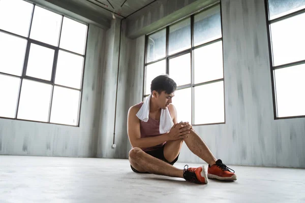 Homem obter lesão no joelho durante o treino — Fotografia de Stock