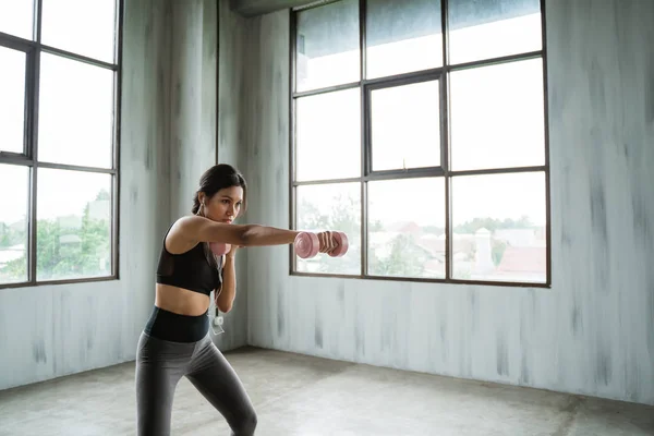 Спортивна жінка з гантелі робить вправи для ваги — стокове фото