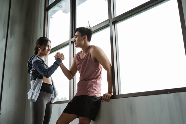 Gebaar van sport hand schudden in de sportschool — Stockfoto