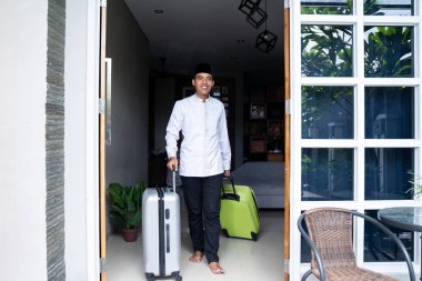 baş kap bavul holding ile Müslüman erkek