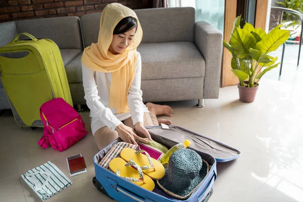 Musulmán asiático mujer preparación y embalaje — Foto de Stock