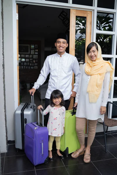 Muslim asia keluarga dengan koper — Stok Foto