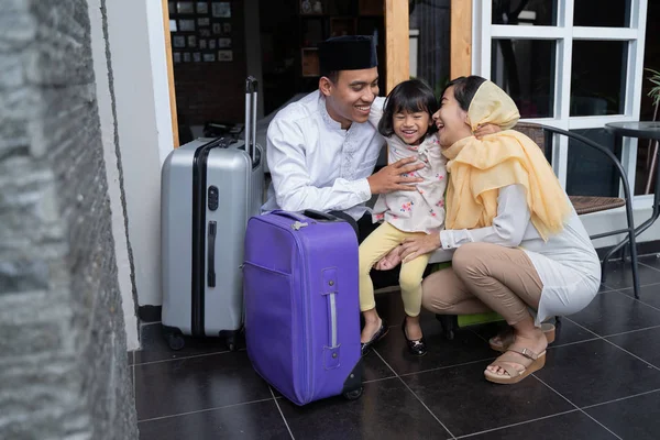 スーツケースを持ってアジアのイスラム教徒の家族 — ストック写真