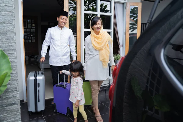 Asiatisch-muslimisches Familienreisekonzept — Stockfoto
