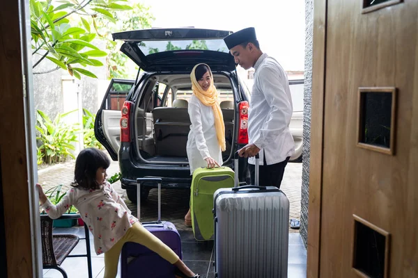Asiatische muslimische Familie mit Koffer — Stockfoto