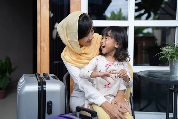 Mãe muçulmana e filha com mala — Fotografia de Stock