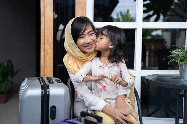 Muslim ibu dan anak dengan koper — Stok Foto
