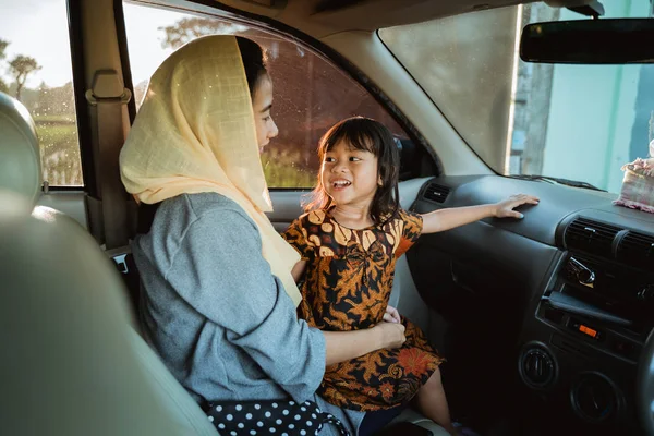 Muslim ibu dan anak di perjalanan — Stok Foto